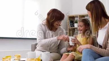 母亲、女儿和祖母参加<strong>茶会</strong>