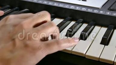 演奏钢琴合成器的人手拿钥匙