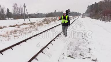 铁路员工在铁路上<strong>铲雪</strong>