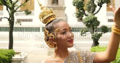 穿着泰国传统服装<strong>跳舞</strong>的亚洲<strong>美女</strong>