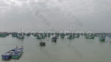 越南水上渔船和渔家
