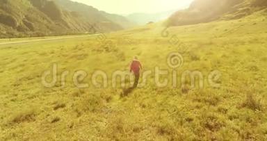乘<strong>坐</strong>背包<strong>旅行</strong>，徒步<strong>旅行</strong>，游客步行穿过绿色的山野。 夏日的乡村山谷。