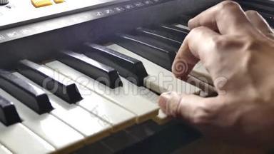 音乐演奏人手合成器钢琴过键