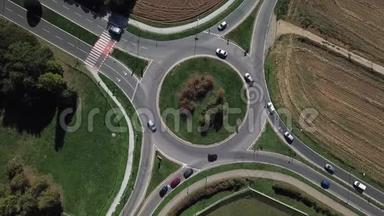 环形交叉路口和车辆循环的鸟瞰图