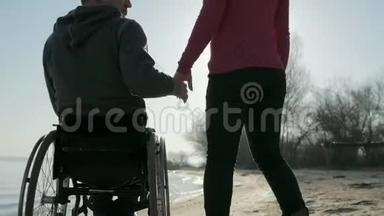 残疾的爱情，有女孩的残疾人，情侣，轮椅上，