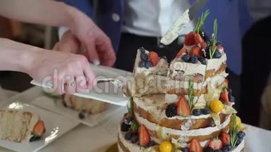 结婚<strong>蛋糕</strong>。 派对上传统的庆祝甜点。 新郎新娘<strong>切块</strong>