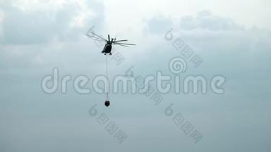悬挂式溢流钢包的货运消防直升机正从水库飞来。