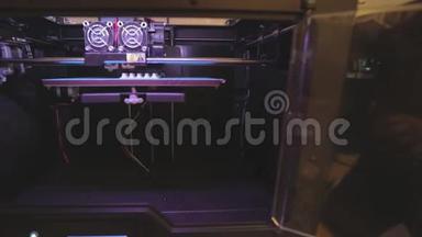 3D打印机工作。 3D打印机从塑料中打印物体。 全自动三维3D打印机执行塑料