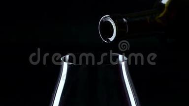 带<strong>红酒的</strong>瓶子和<strong>杯子</strong>，黑色，特写，慢镜头