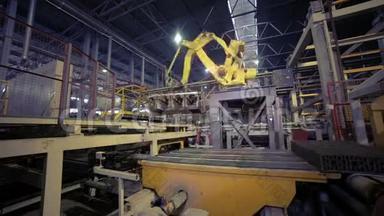 工业<strong>机器人</strong>。 <strong>机器人</strong>手臂<strong>装配</strong>产品在现代工厂。