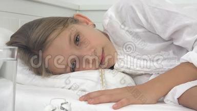 生病的孩子在床上，生病的孩子带<strong>体温计</strong>，女孩住院，吃药