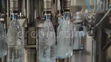 <strong>生产</strong>线的饮用水和碳酸<strong>饮料</strong>，过程中灌装瓶装水，输送机..