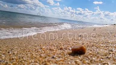 海浪在缓慢的运动中，海浪在缓慢的运动中沿着海滩滚动，美丽的海景。