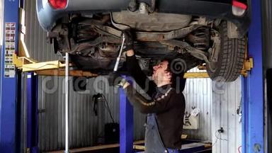 男汽车修理工在汽车修理厂工作