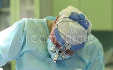 外科医生在医院手术室做鼻子整容手术。 鼻成形术