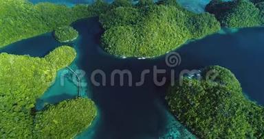 热带景观热带雨林丘陵和蔚蓝的水在泻湖与云在Siargao岛，菲律宾。 4K空中<strong>观景台</strong>