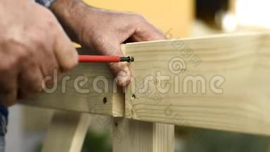 工匠在木板上工作。