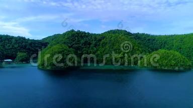 热带景观热带雨林丘陵和蔚蓝的水在泻湖与云在Siargao岛，菲律宾。 4K空中<strong>观景台</strong>