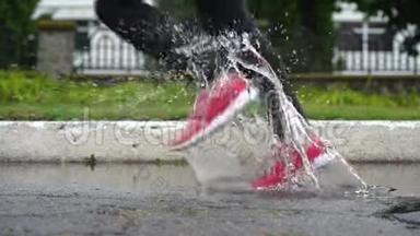 穿运动鞋的<strong>跑</strong>步者的腿。 运动女人在户外慢<strong>跑</strong>，踩在泥泞的水坑里。 单<strong>跑</strong>运动员在雨中奔<strong>跑</strong>