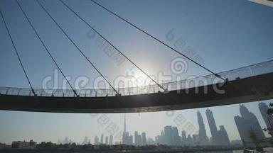 在迪拜希腊地区桥的背景上黎明。