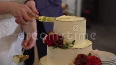 结婚<strong>蛋糕</strong>。 派对上传统的庆祝甜点。 新郎新娘<strong>切块</strong>