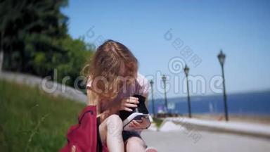 年轻女子在公园里使用头戴式显示器。 <strong>玩</strong>游戏使用<strong>VR</strong>头盔智能手机。 快乐