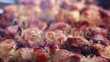 烧烤肉烤在木炭上。 美味的烤肉。 特写镜头。 猪肉