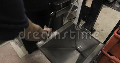 在工厂车间冷却装置平台上旋转混合的烘焙咖啡豆