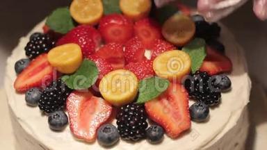 浆果<strong>草莓蛋糕装饰</strong>