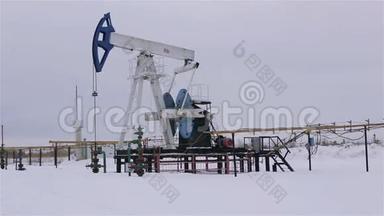 石油和天然气工业。 油田油泵千斤顶工作。
