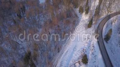 冬季野外Sigulda拉托维亚空中无人机顶视图4K UHD视频