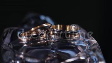结婚戒指。 <strong>婚姻</strong>象征的配对。 新娘和新郎成为妻子和丈夫的爱。 <strong>婚姻</strong>象征。
