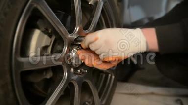 汽车机械师在一家汽车修理店的国内车库里<strong>踩刹车</strong>。
