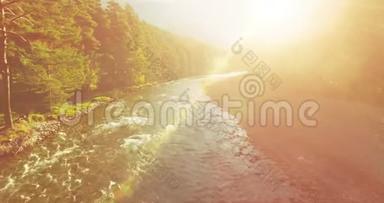 阳光明媚的夏日清晨，空气中弥漫着清新干净的山河