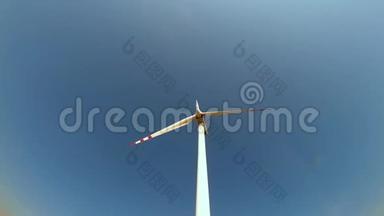 在蓝天背景上旋转<strong>风车</strong>螺旋桨的叶片。 风力<strong>发电</strong>。 纯绿色能源。