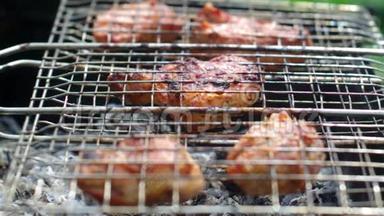 烤架上的猪肉。 夏季烧烤概念。