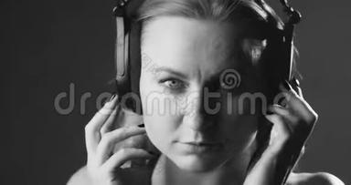 女人用耳机听音乐