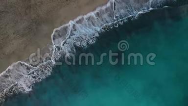 大西洋上沙漠黑色海滩的俯视图.. 特内里费岛海岸。 空中无人驾驶飞机的海上镜头