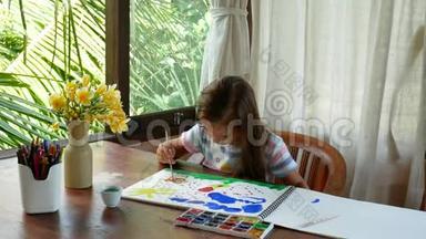 儿童艺术家画水彩画