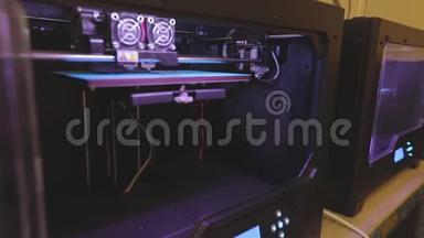 3D打印机工作。 3D打印机从塑料中打印物体。 全自动三维3D打印机执行塑料