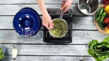 双手煮汤。