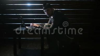 黑客在电脑后面工作