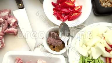 咖喱，猪肉排骨和蔬菜，猪肉咖喱配料