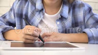 孩子在平板电脑上<strong>学习</strong>，女孩在学校课堂上写作，<strong>学习</strong>做作业