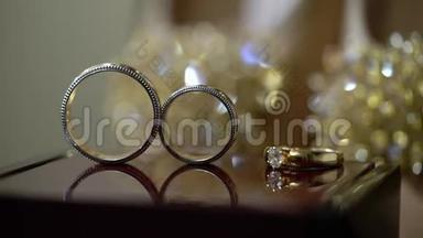 结婚戒指。 婚姻象征的配对。 新娘和新郎成为妻子和丈夫的爱。 婚姻象征。