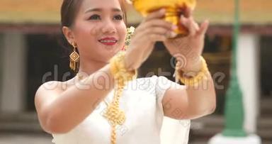 穿着泰国传统服装跳舞的亚洲美女