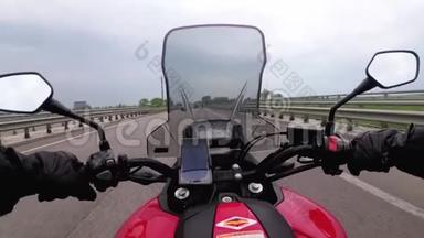 骑在高速公路上的摩托车手。 从摩托车车轮后面看。 POV