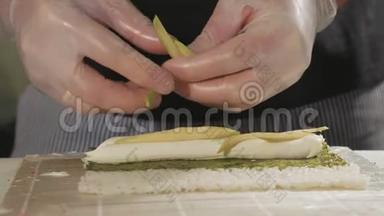 专业寿司厨师在商业厨房准备卷，特写。