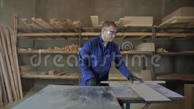 一家家具厂的年轻人为沙发剪木片