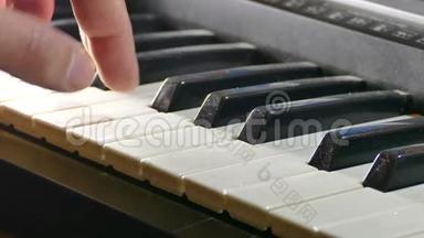 手弹男合成器钢琴过键